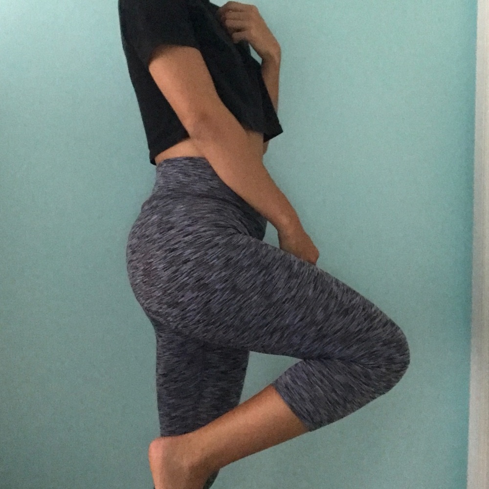Mid Rise Capri Leggings - Picture 6 of 7